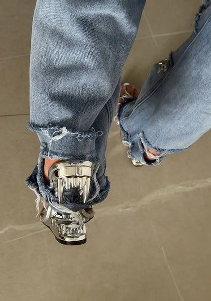 Mules à talon sculpté Requin portées avec un jean