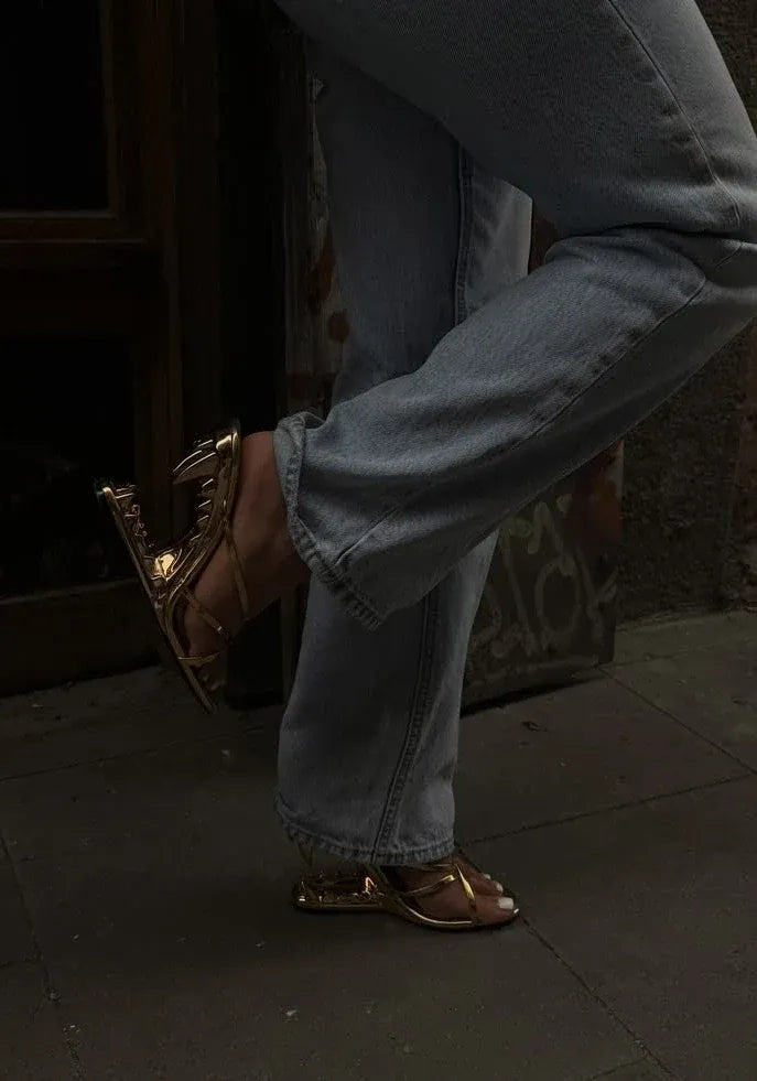 Talons sculptés Mules Requin portés en look soirée