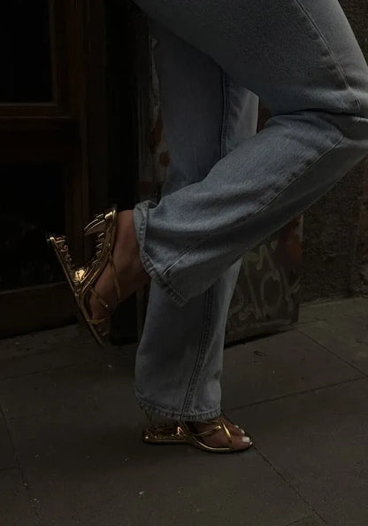 Talons sculptés Mules Requin portés en look soirée