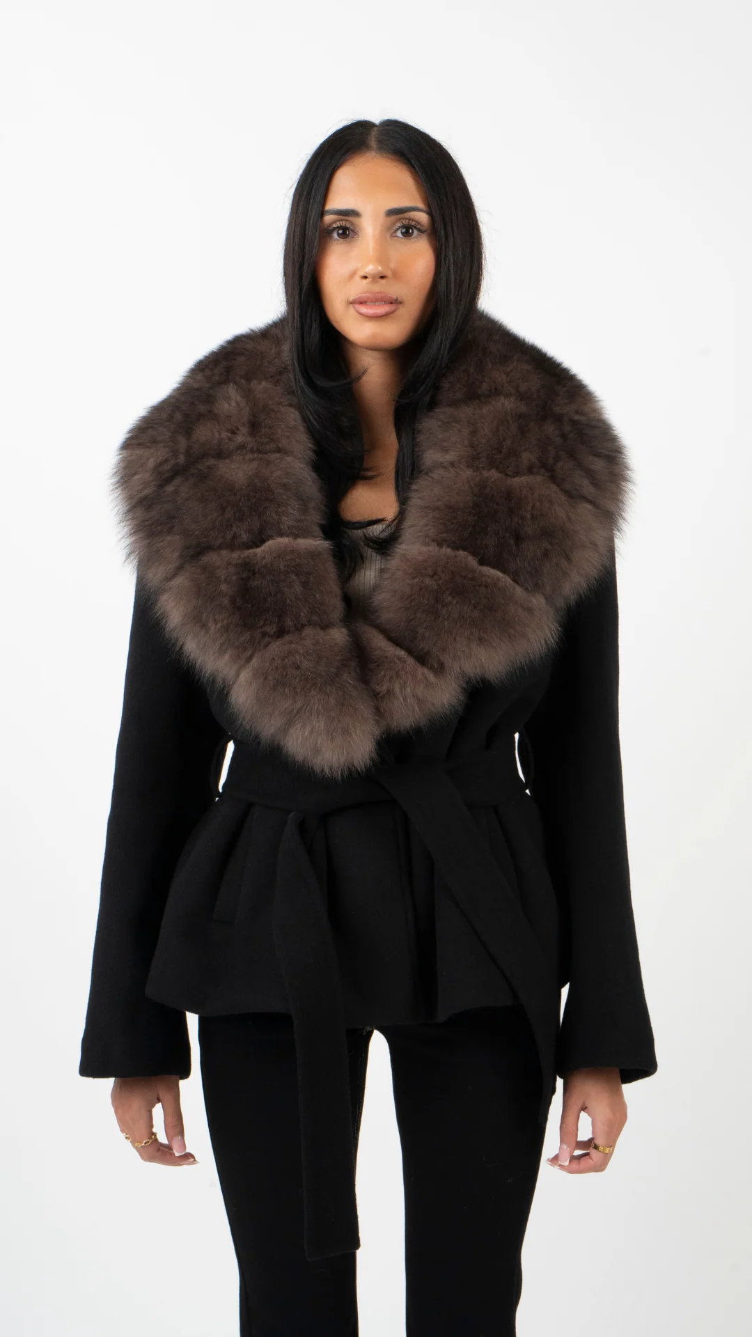 Manteau Mathilde Ceres Studio, manteau court noir ceinturé avec grand col effet fourrure, vue de face