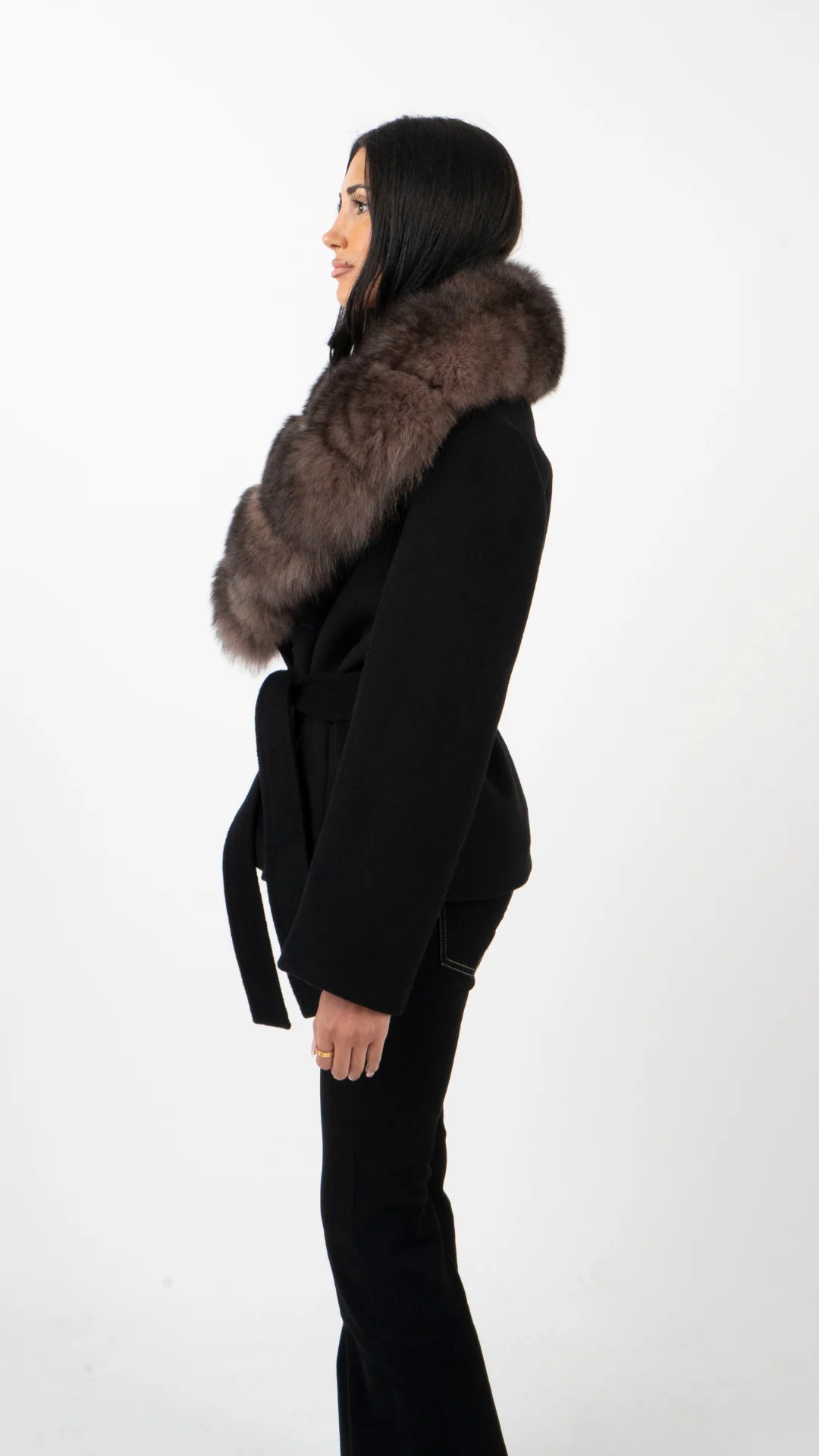 Manteau Mathilde vu de profil, coupe courte et ceinturée