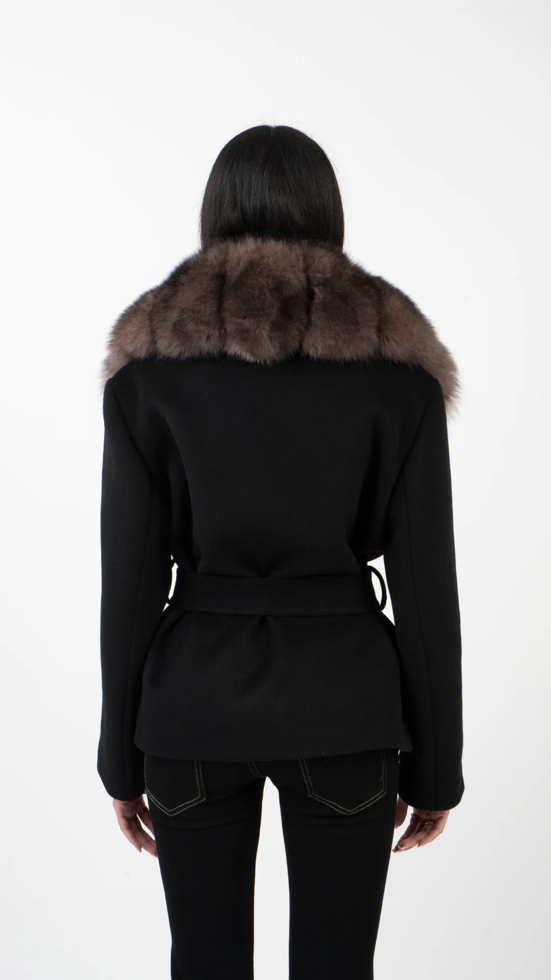 Manteau Mathilde vu de dos, col fourrure et ceinture