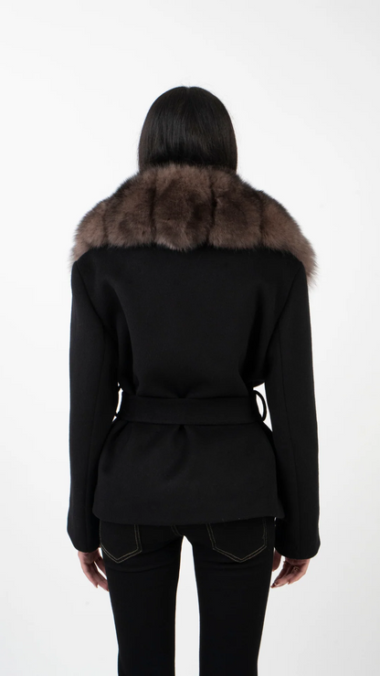 Manteau Mathilde vu de dos, col fourrure et ceinture